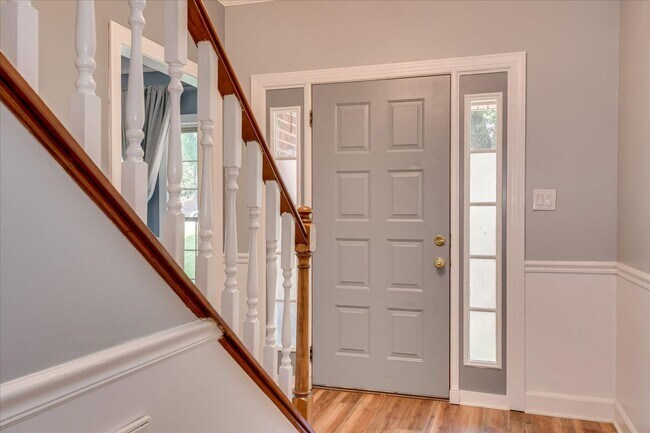 Building Photo - 4 bedroom 3 full bathroom home in heart of...
