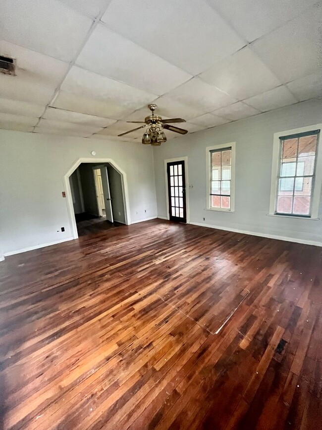 Building Photo - Beautiful 3/2 Farmhouse on Acreage with Ho...