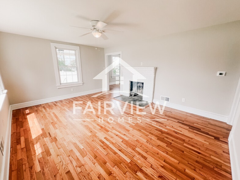 Building Photo - 3239 Mayflower Dr