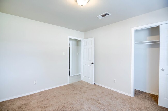 Building Photo - 1407 Akron Dr