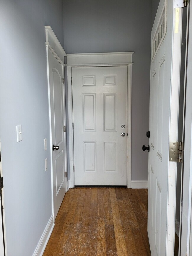 Building Photo - 3436 S Western Ave