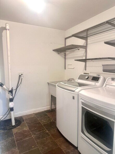 Laundry - 3122 N Paulina St