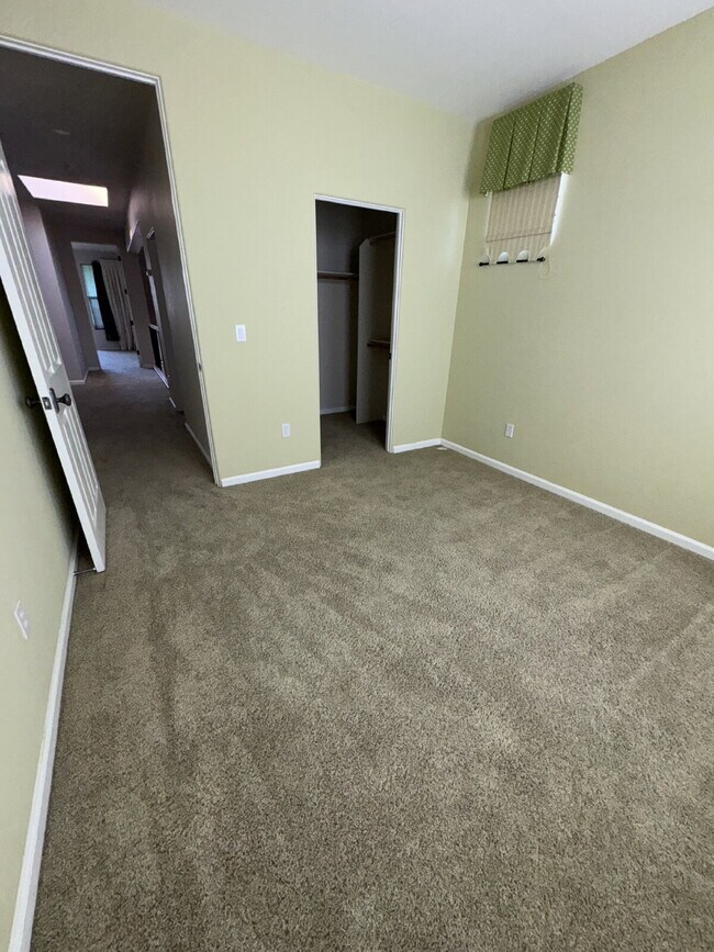 Building Photo - FIRST MONTH FREE RENT Luxurious 4-Bed, 4-B...