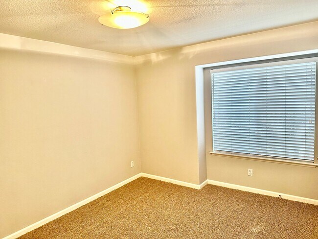 Building Photo - 5811 W Fremont Ave