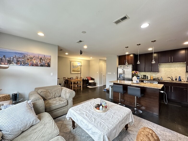 Building Photo - 917 N Damen Ave