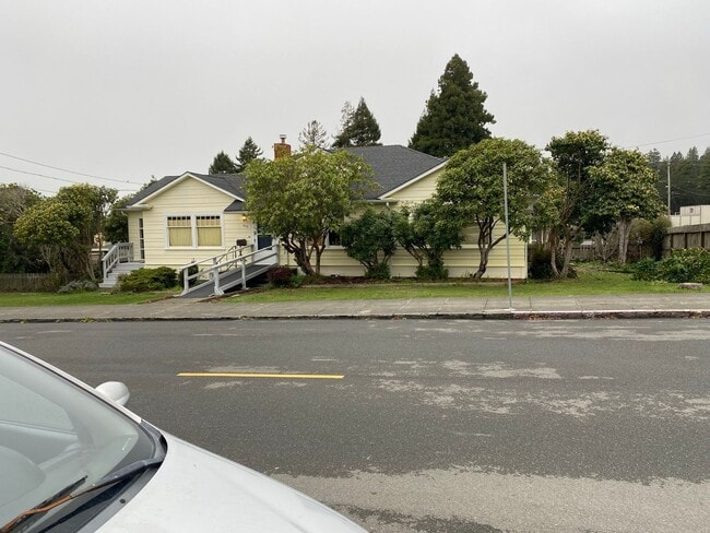 Building Photo - Spacious Craftsman Home