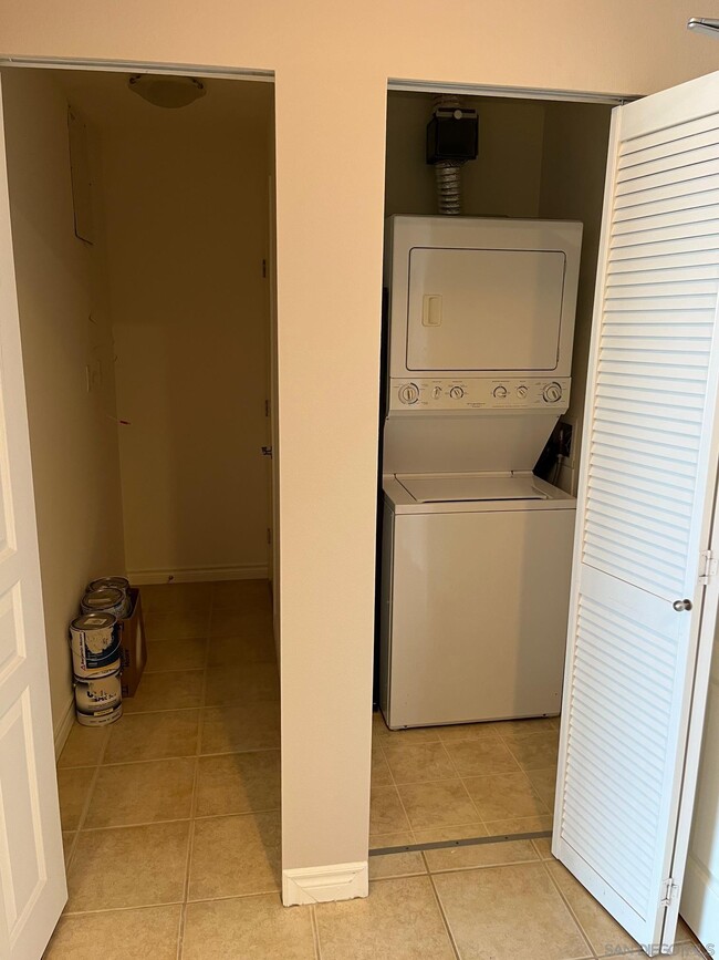 Building Photo - 300 W Beech St