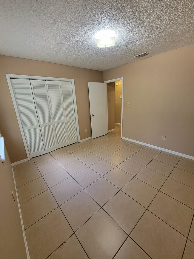Building Photo - 5392 Dawn Ct