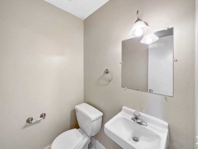 Building Photo - 1008 12th Ave SE