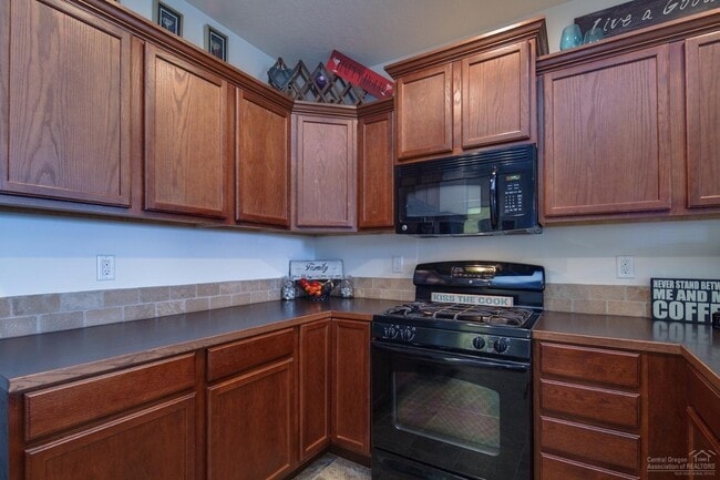 Building Photo - Move in ready home located on the SW side ...