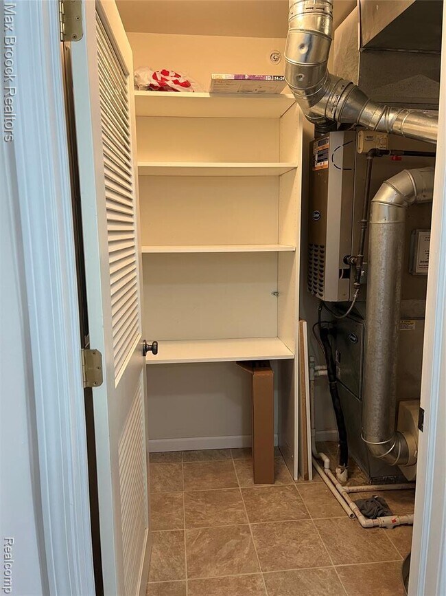 Building Photo - 3255 Camden Dr