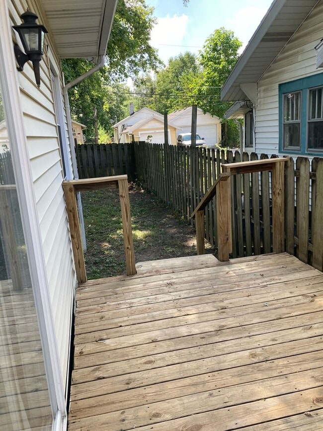 Building Photo - Nice 2 bedroom with fenced in back yard.