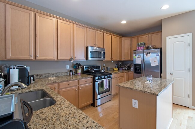 Building Photo - Beautiful 4-Bed, 3.5-Bath End Unit Townhom...