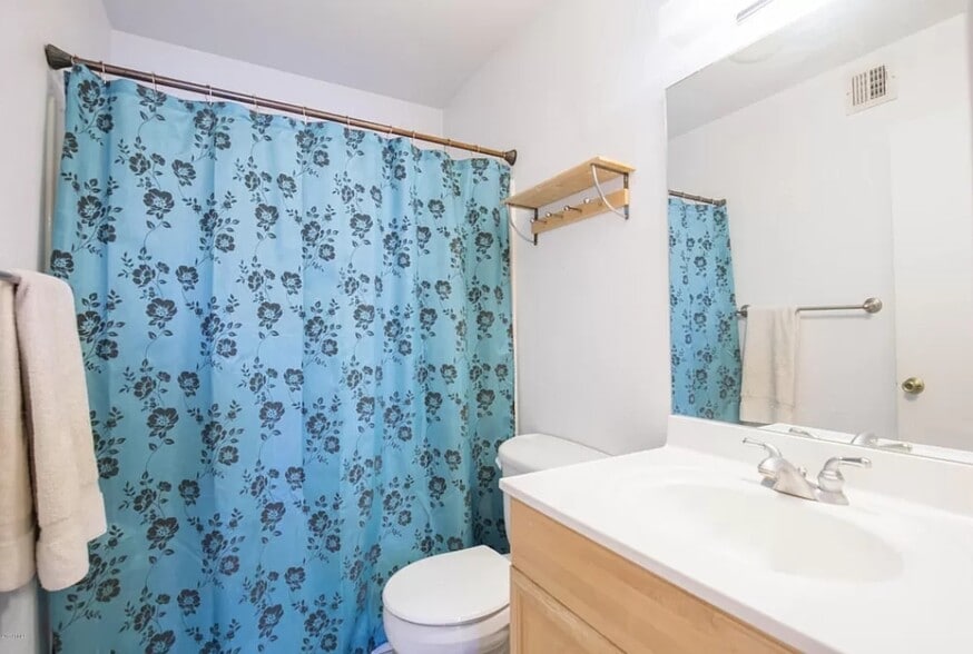 Master bathroom - 616 S Hardy Dr