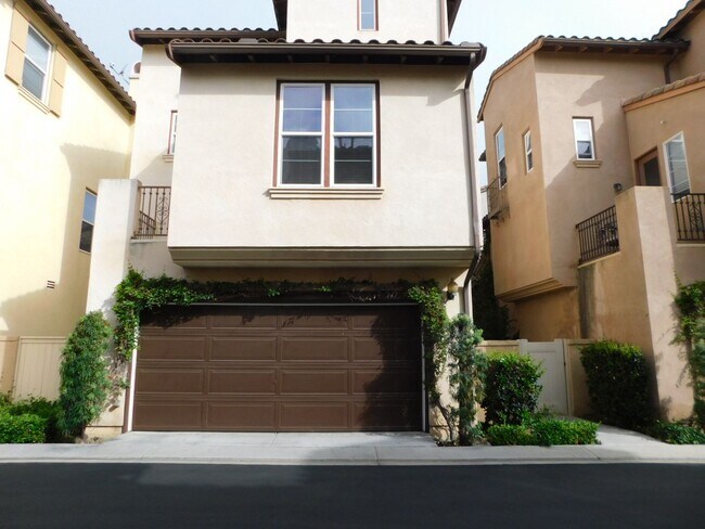 Building Photo - Exceptional 3 bed, 3.5 bath home in Irvine.