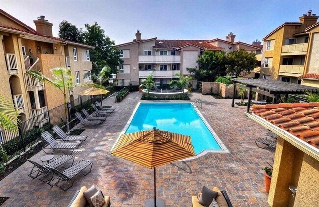 Building Photo - 12 Corniche Dr