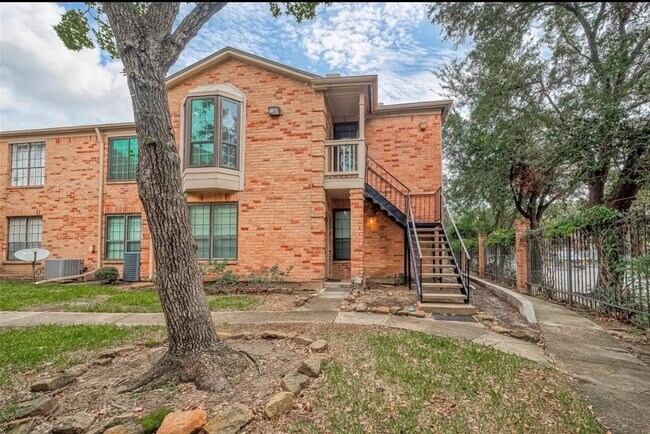 Building Photo - 2255 Braeswood Park Dr
