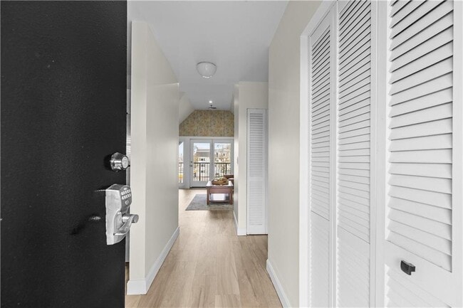 Building Photo - 580 Thames St