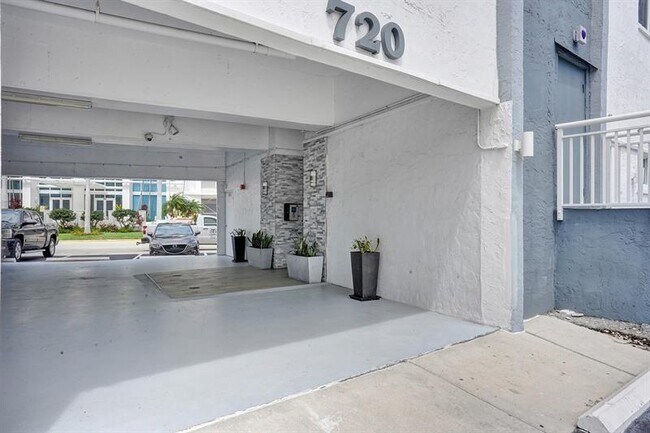 Building Photo - 720 Bayshore Dr