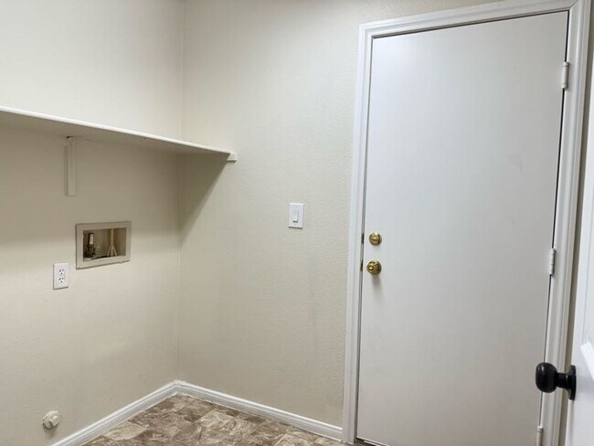 Building Photo - 4 Bedrooms, Den, and Loft