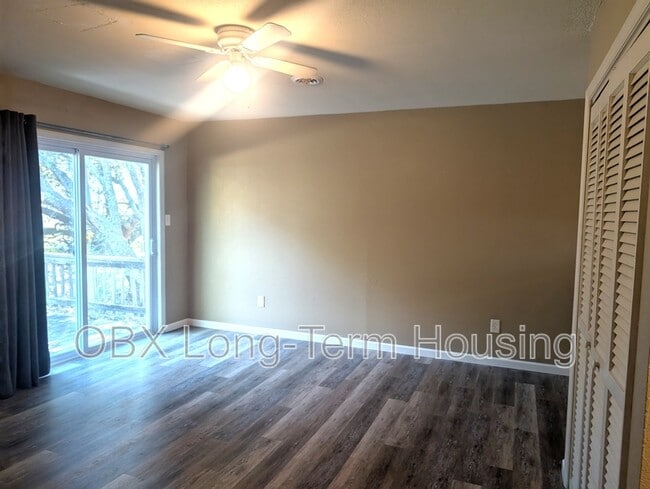 Building Photo - 207 Pine Grove Trail