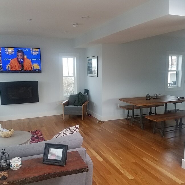 Building Photo - 230 Bowen St