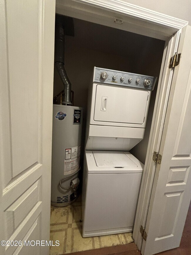 Building Photo - 274 Easy St