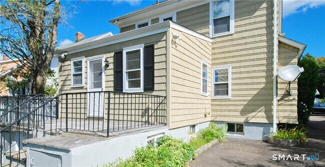 Building Photo - 16 Fowler St
