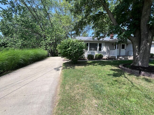 Building Photo - Two Bedroom Duplex with Heat Included! Near Grand Valley!