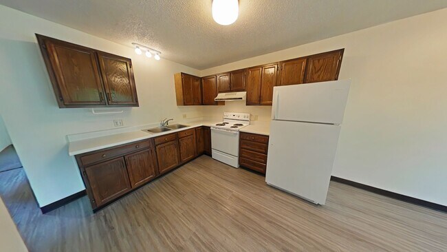 Building Photo - Spacious and charming conveniently located...