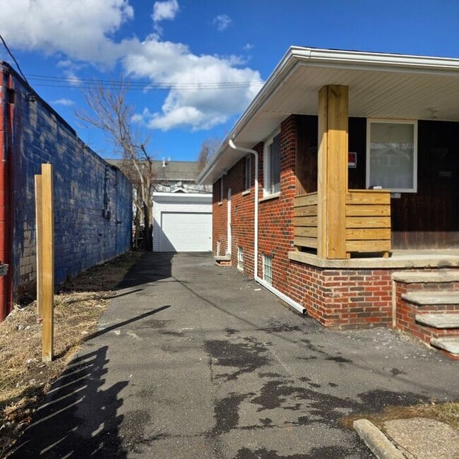 Building Photo - Charming 3-Bedroom Home / Pet-Friendly / A...