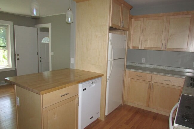 Building Photo - 6405 Alison Ln