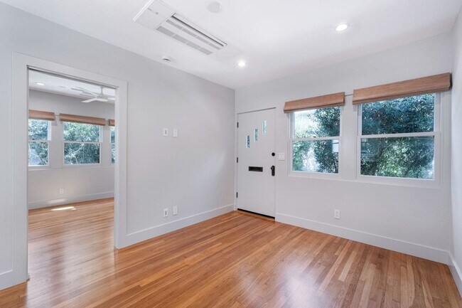 Building Photo - Beautiful 1 bed / 1 bath bungalow-style apartment now available!