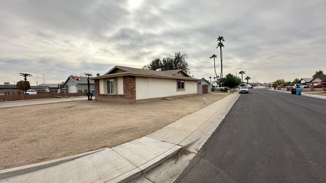 Building Photo - Maryvale 3br With Garage and RV Gate