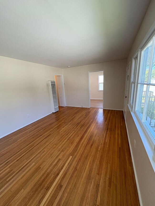 Building Photo - 1+1 Cozy Cottage above Ventura College wit...