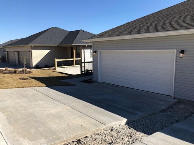 Building Photo - 3 Bedroom 2 Bath 2 Car Garage For Rent in Branson MO