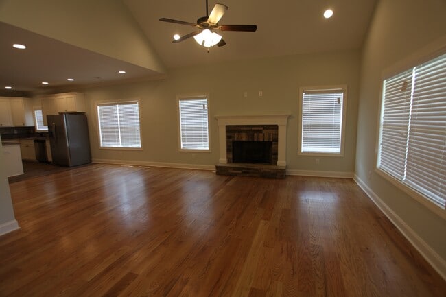 Building Photo - 3Bed/2bath Residential House off of Runningvine!!!