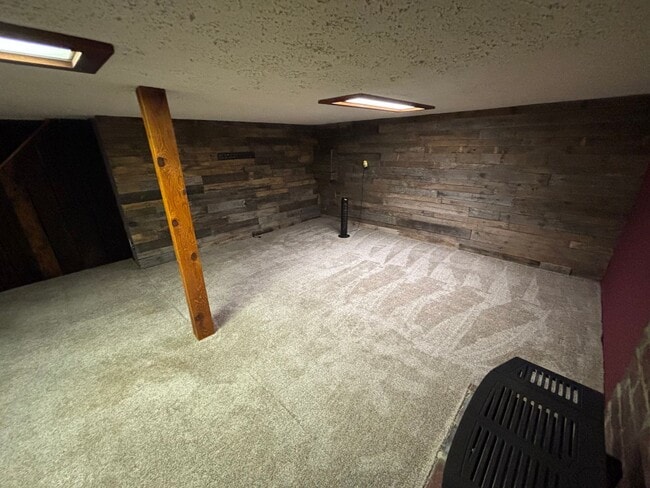 Building Photo - Log home in quiet setting