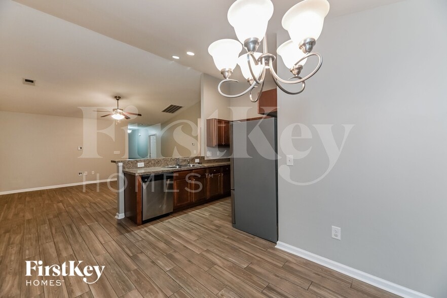 Building Photo - 215 Coosawatchie St