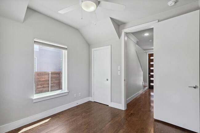 Building Photo - 263 Currie St