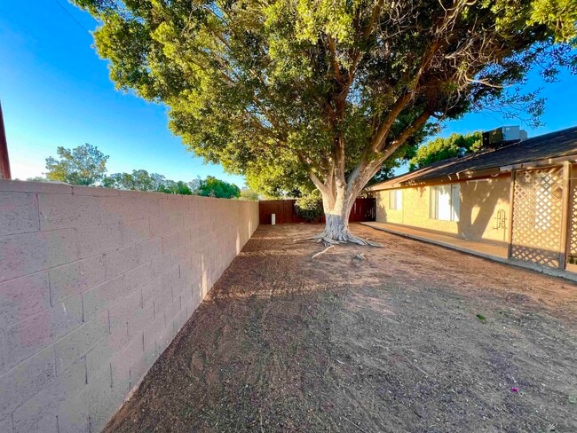 Building Photo - 2448 S 18th Ave