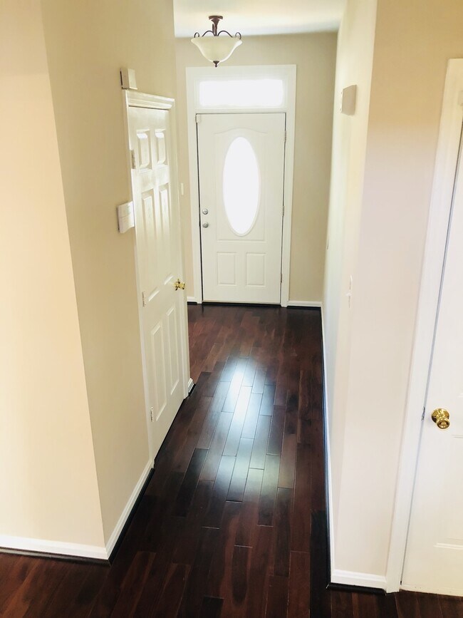 Building Photo - Available NOW!! HOME IN PARK RIDGE