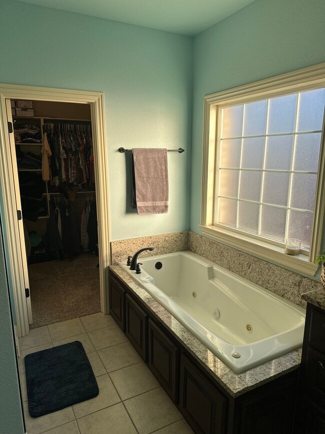 Building Photo - Available March 1st!  Modern 5-Bedroom 4-Bathroom Home in SW Bentonville