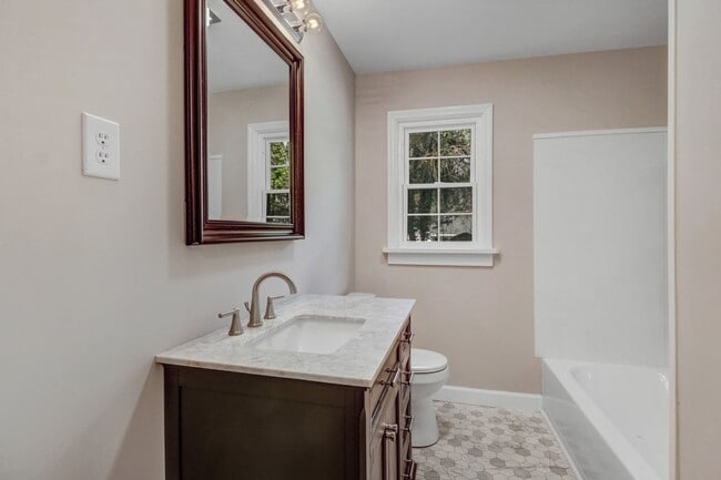 Building Photo - *RENOVATED & MOVE-IN READY* 3 BR, 2 BA in ...