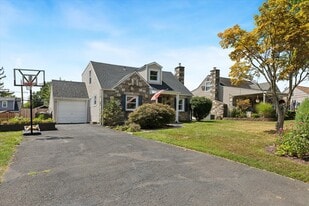 Building Photo - 404 Exton Rd