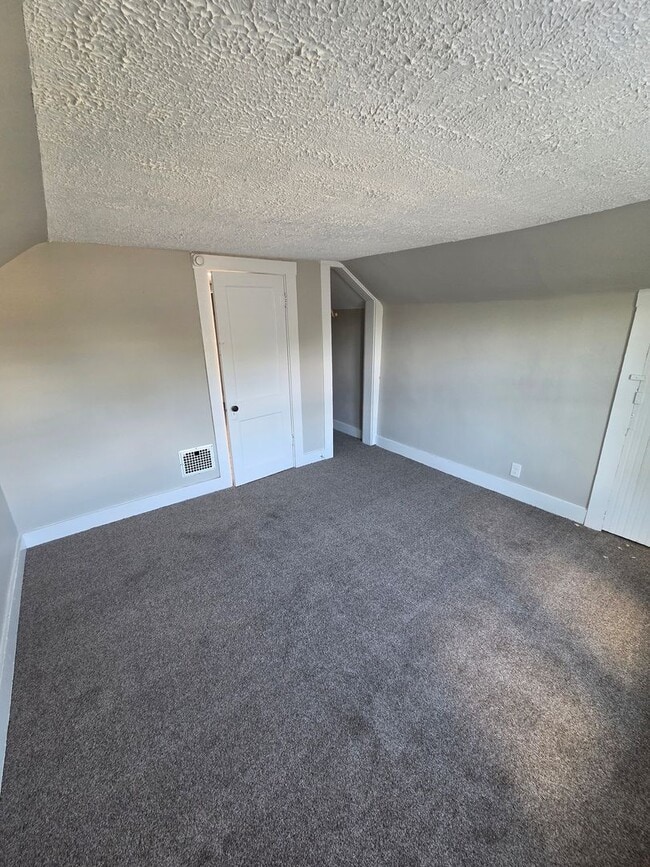 Building Photo - Three Bedroom Single Family Home AVAILABLE NOW