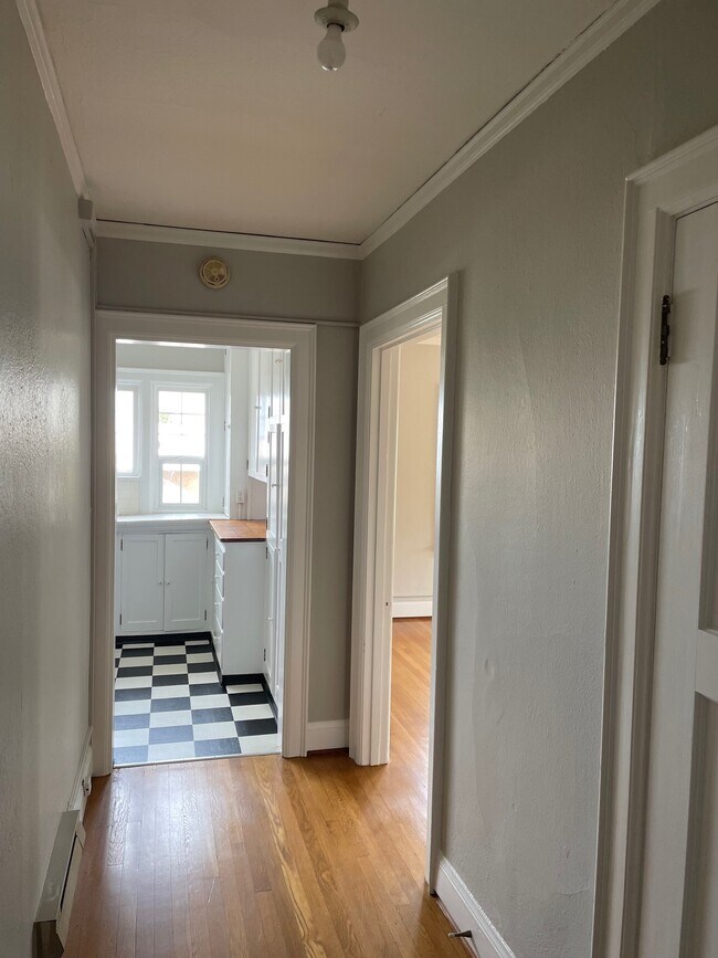 entry - 1645 10th Ave E