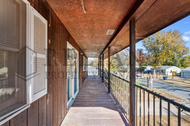 Building Photo - 4557 S Oak Ave