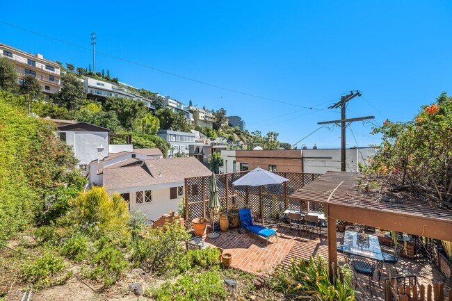 Building Photo - 1685 Sunset Plaza Dr