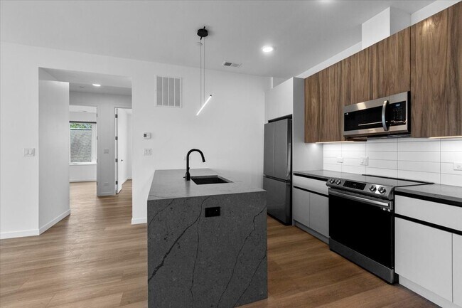 Building Photo - 204 S Leavitt St